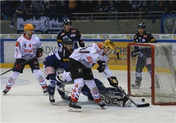 Die Pinguins haben in der  Playoff-Viertelfinalserie durch den 4:3-Sieg in Dresden das siebte Spiel erzwungen. Hier trifft David Stieler (rechts) zum 3:2 für die Gäste. Foto Hentschel 