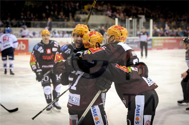 Pinguins gehören zu den Top-Teams 2018 Die Pinguins hatten im abgelaufenen Jahr reichlich Gelegenheit für ausgelassenen Jubel, wie hier Justin Feser (von links), Carson McMillan, Alex Friesen und Mike Hoeffel. Daran wollen die Eishockeycracks im neuen Jahr anknüpfen.