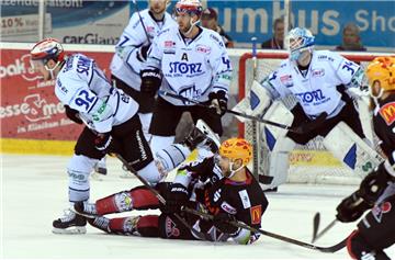 Die Pinguins (hier in Person von Mike Hoeffel) am Boden: Bis kurz vor Schluss führten sie gegen Schwenningen mit 3:2. Am Ende setzte es aber eine bittere 3:4-Niederlage nach Verlängerung.