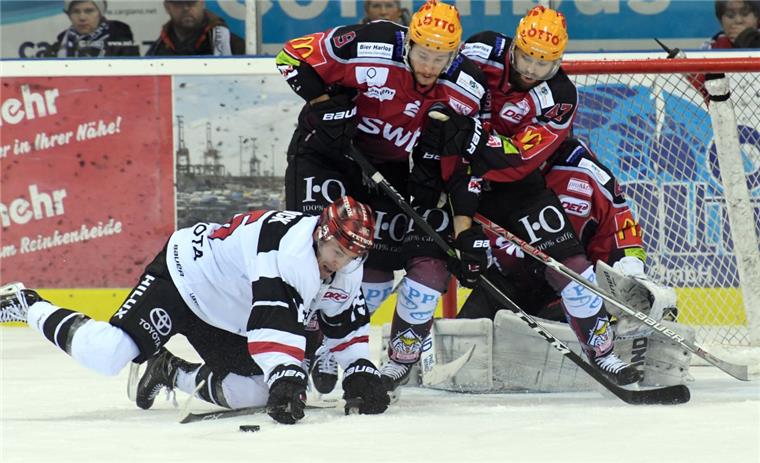 Die Pinguins Jan Urbas (links) und Wade Bergman konnten die Kölner Haie am Sonntagabend nicht stoppen.