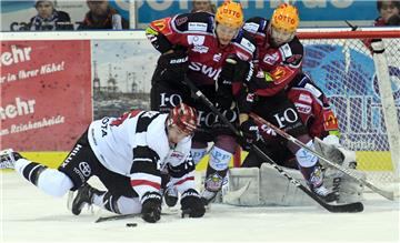 Die Pinguins Jan Urbas (links) und Wade Bergman konnten die Kölner Haie am Sonntagabend nicht stoppen.
