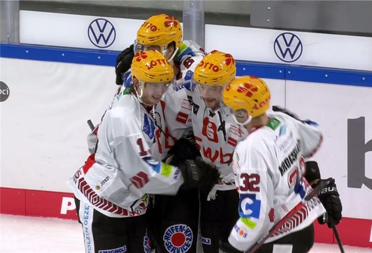 Alle Tore im Video: Pinguins gewinnen auch in Wolfsburg Die Pinguins jubeln über den zwischenzeitlichen Ausgleich zum 2:2