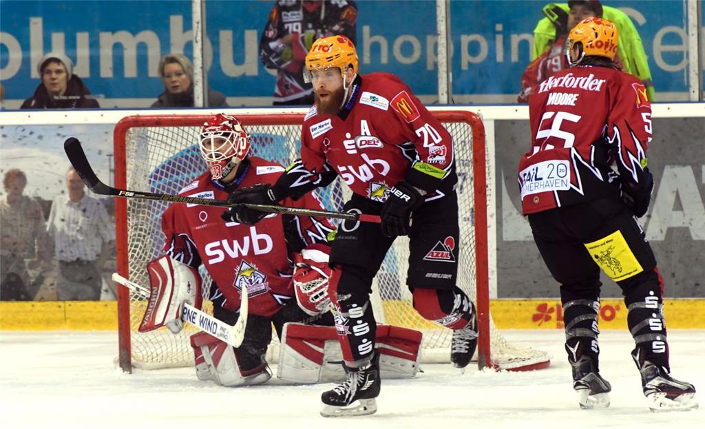 Die Pinguins konzentrieren sich mit Jerry Kuhn, Kevin Lavallée und Mike Moore au...
