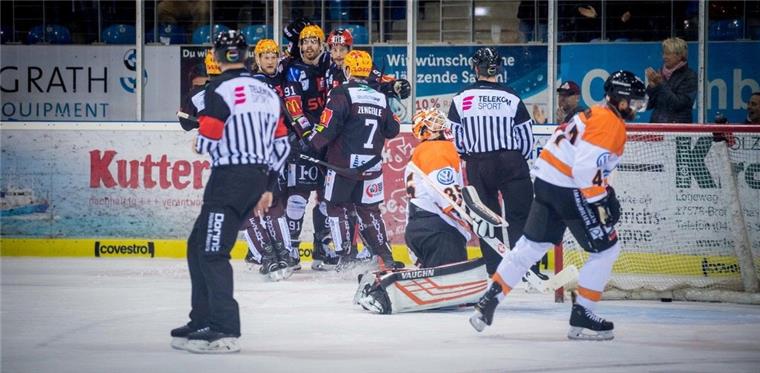 Die Pinguins Mike Moore (von links), Miha Verlic, Jan Urbas und Mark Zerngerle feiern im Hintergund, während Girzzlys-Keeper Jerry Kuhn geschlagen auf dem Eis kniet.