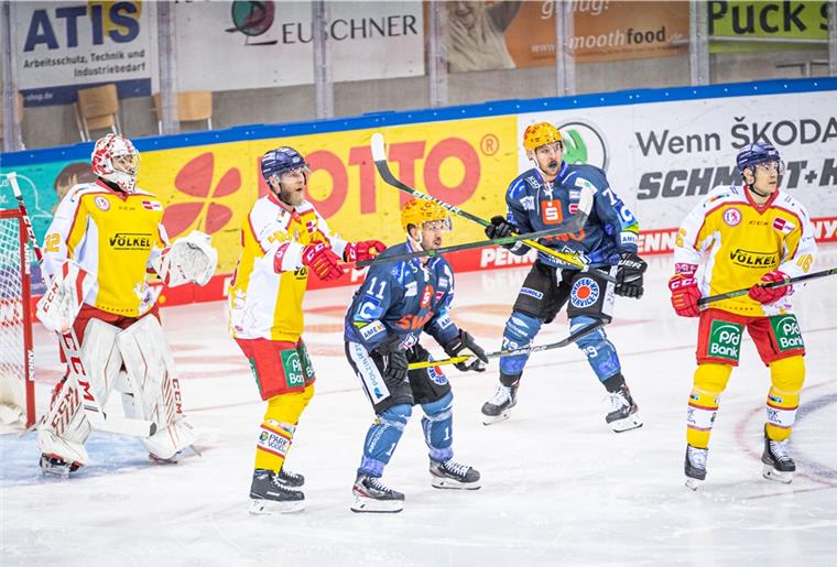 DEG bestraft Aussetzer der Pinguins eiskalt Die Pinguins mussten sich der Düsseldorfer EG trotz starkem Start nach einem kurzzeitigen Aussetzer mit 1:4 geschlagen geben.