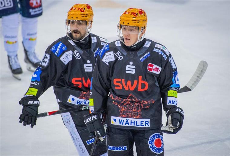 (mit Verlosung) Die Fischtown Pinguins wollen ihre Führung ausbauen Die Pinguins Skyler McKenzie (l.) und Ross Mauermann müssen gar nicht so ungläubig gucken. Die 2:0-Führung gegen Ingolstadt ist Realität.