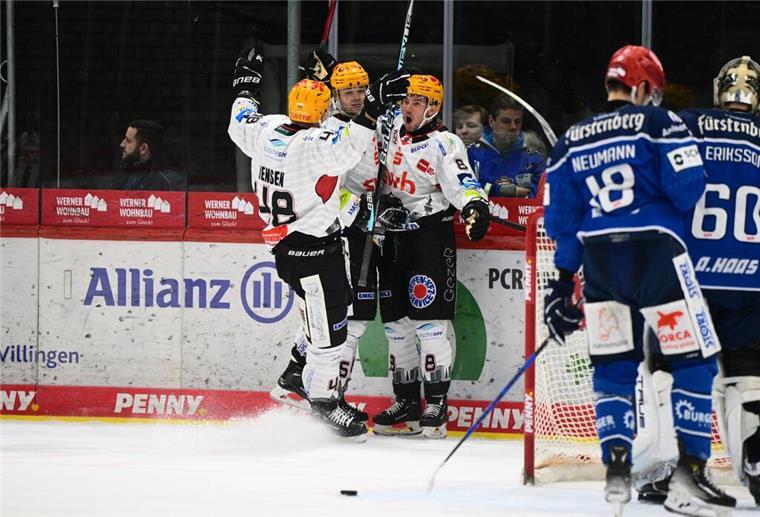 Die Pinguins-Spieler Nicholas Jensen (v. li.) und Christian Wejse bejubeln den zwischenzeitlichen Führungstreffer von Nino Kinder, während die Schwenninger bedient abdrehen.