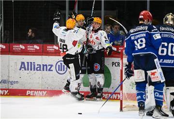 Die Pinguins-Spieler Nicholas Jensen (v. li.) und Christian Wejse bejubeln den zwischenzeitlichen Führungstreffer von Nino Kinder, während die Schwenninger bedient abdrehen.
