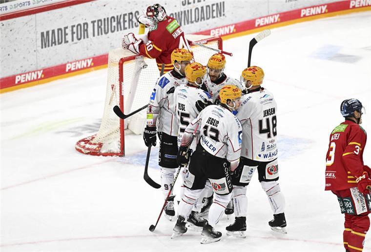 Chancen in Hülle und Fülle: Pinguins feiern ersten Auswärtssieg der Saison Die Pinguins taten sich erneut schwer, die Chancen zu nutzen, konnten am Ende aber einen verdienten Sieg in Düsseldorf einfahren.