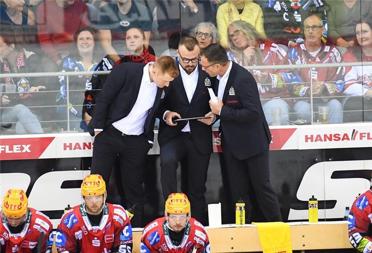 Die Pinguins-Trainer um Chefcoach Alexander Sulzer (li.) und Assistentenzcoach Marian Bazany (re.) stellen die Mannschaft derzeit in der Defensive perfekt ein.
