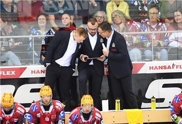Die Pinguins-Trainer um Chefcoach Alexander Sulzer (li.) und Assistentenzcoach Marian Bazany (re.) stellen die Mannschaft derzeit in der Defensive perfekt ein.