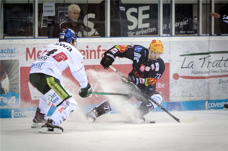 Die Pinguins um Justin Feser (rechts) wollen gegen Augsburg ihre Heim-Dominanz weiter ausbauen.