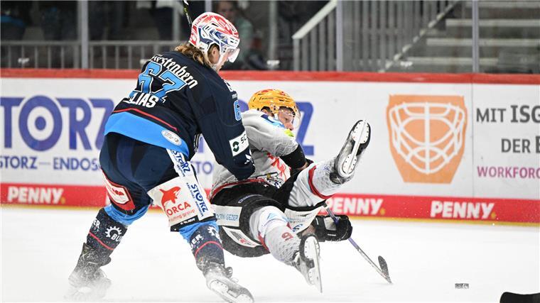 Pinguins verlieren nach Penaltyschießen in Schwenningen Jan Urbas im Fallen