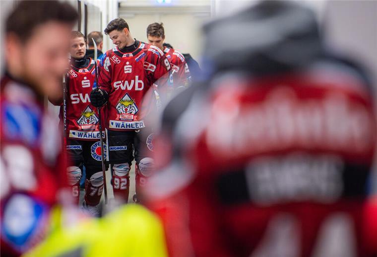 Die Pinguins um Youngster Philip Preto (Mitte) haben allen Grund zum Lachen. Die Bremerhavener sind wieder Spitzenreiter in der Deutschen Eishockey-Liga.
