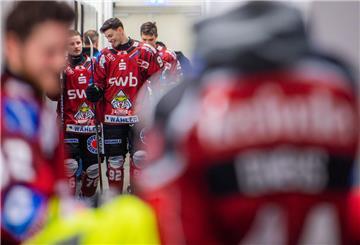 Die Pinguins um Youngster Philip Preto (Mitte) haben allen Grund zum Lachen. Die Bremerhavener sind wieder Spitzenreiter in der Deutschen Eishockey-Liga.