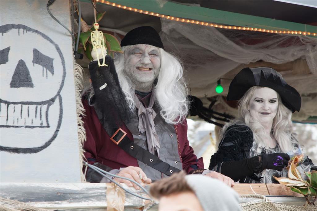 Die Piraten vom Geisterschiff sind gruselig. Karneval in Wehdel 2018. Foto: Kai-...