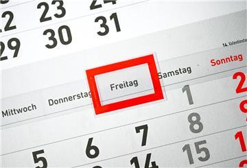 Ein Kalender liegt auf einem Tisch.