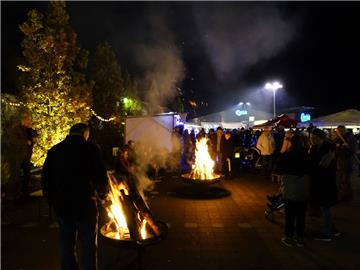 Die Plätze an den Feuerkörben begehrt. Lichterfest in Beverstedt. Foto: Heins