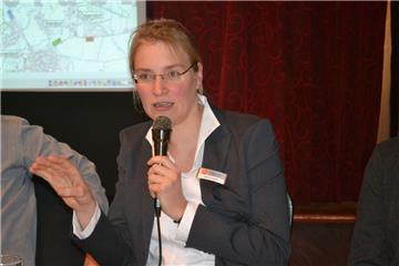 Die Planerin der Küstenautobahn A 20, Maren Quast, bei einer Veranstaltung in Lunestedt. Foto Hansen