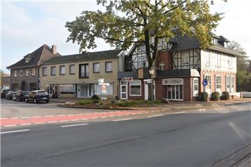 Die Planungsgemeinschaft Nord (PGN) aus Rotenburg hat Interesse, diese Gebäudezeile mit ehemaliger Apotheke und alter Bäckerei zu erwerben. Das Unternehmen möchte die Gebäude abreißen und auf dem Grundstück altersgerechte Wohnungen bauen.  