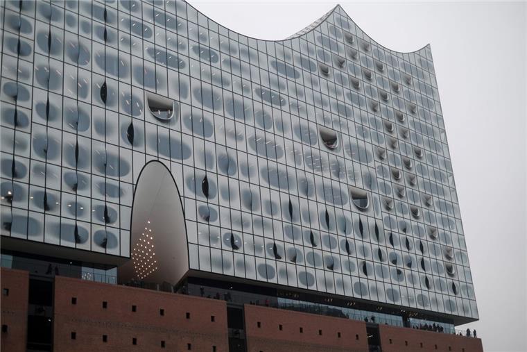 Plaza der Elbphilharmonie für Besucher geöffnet Die Plaza der Elbphilharmonie in Hamburg - die Aussichtsplattform zwischen historischem Kaispeicher und gläsernem Neubau - ist für Besucher geöffnet.