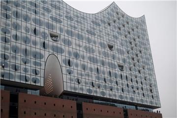 Die Plaza der Elbphilharmonie in Hamburg  - die Aussichtsplattform zwischen historischem Kaispeicher und gläsernem Neubau -  ist für Besucher geöffnet. 