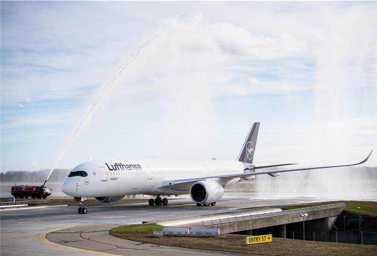 „Polarstern“-Besatzung in München gelandet Ein Airbus A350-900 wird nach seiner Landung nach dem längsten Nonstopflug in der Geschichte der Lufthansa auf dem Flughafen in München von der Flughafenfeuerwehr getauft.