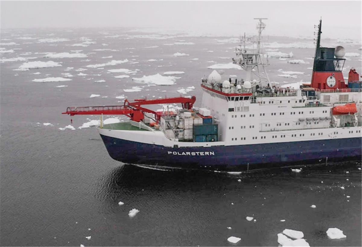 Die „Polarstern“ fährt wieder zurück zu ihrer Eisscholle in der Arktis, mit der sie weiter treiben wird.