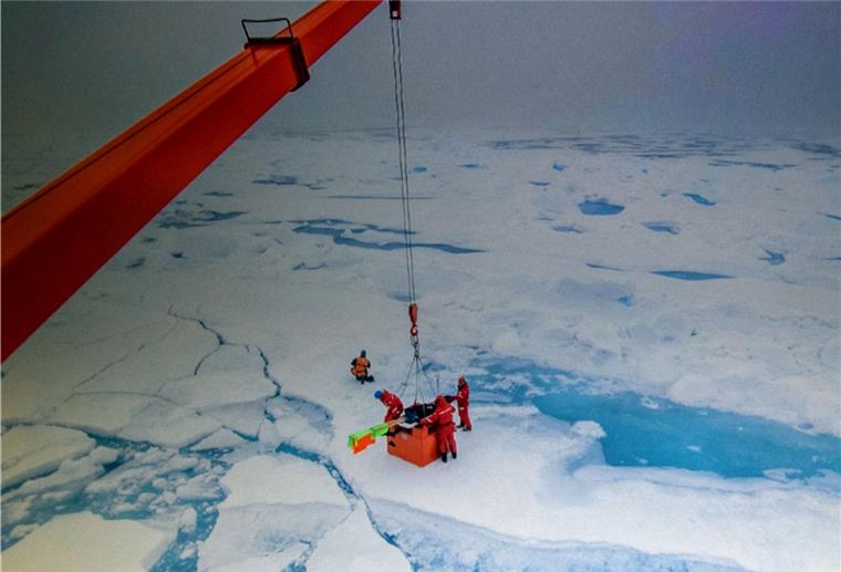 Die „Polarstern“ hat eine neue Heimat. Der Forschungseisbrecher legte auf Position 87°43‘ Nord und 104°30‘Ost an eine Eisscholle.