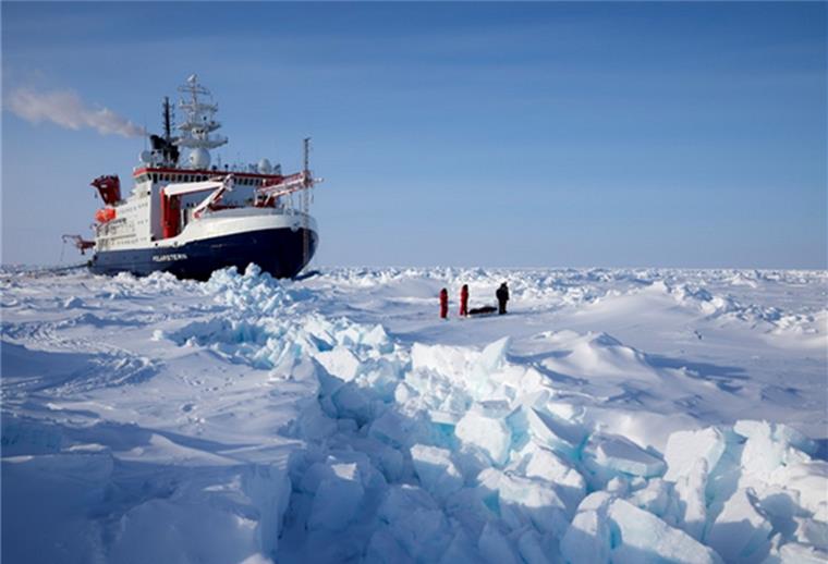 „Polarstern“ treibt schnell Die „Polarstern“ ist schon recht weit gen Süden getrieben.