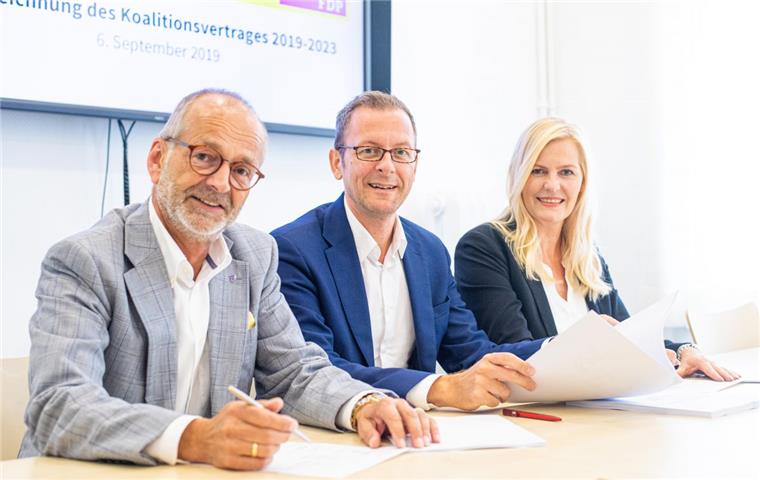 Der Koalitionsvertrag in Bremerhaven ist unterzeichnet Die politischen Vertreter von FDP, SPD und CDU aus Bremerhaven unterzeichnen den Koalitionsvertrag (von links): Bernd Schomaker, Martin Günthner und Christine Schnittker.