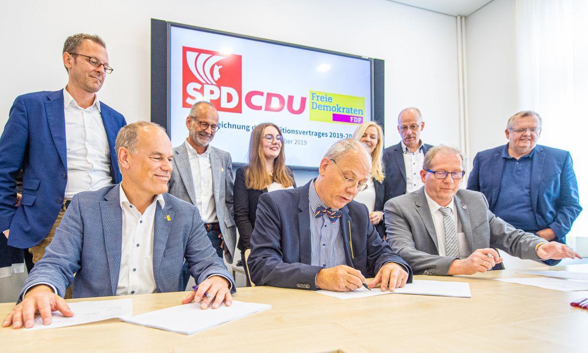 Bremerhaven: CDU wirft SPD „Ich-wünsch-mir-was-Prinzip“ vor Die politischen Vertreter von FDP, SPD und CDU aus Bremerhaven unterzeichnen den Koalitionsvertrag. Jetzt gibt es wieder Zoff.