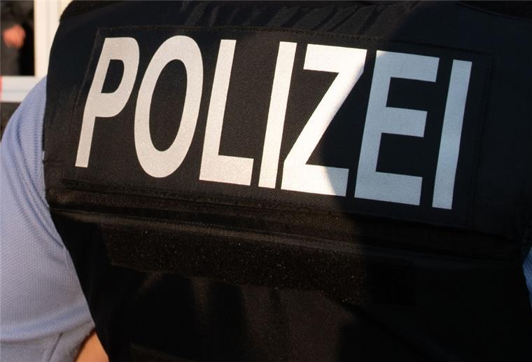 Wie sicher fühlt ihr euch in Bremerhaven? - Polizei befragt Bürger Ein Polizeibeamter steht vor einer Bar am Britzer Damm.