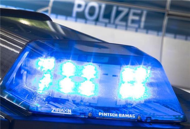 Ein Blaulicht leuchtet auf einem Polizeiauto.