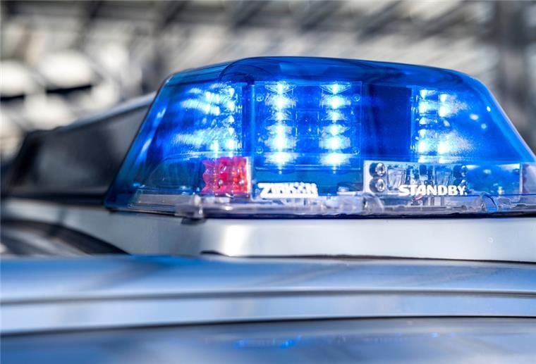 Ein Blaulicht leuchtet auf dem Dach eines Polizeiwagens.