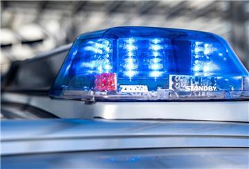 Ein Blaulicht leuchtet auf dem Dach eines Polizeiwagens.