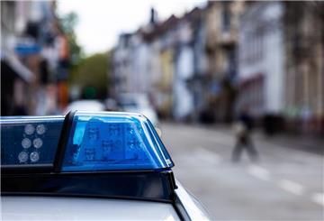 Ein Einsatzfahrzeug der Polizei steht am Straßenrand. 