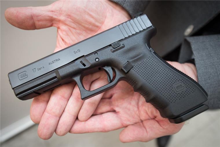 Die Polizei bittet um Mithilfe im Fall von zwei Raubüberfällen auf Tankstellen: Der Täter bedrohte die Mitarbeiter mit Schusswaffen. 