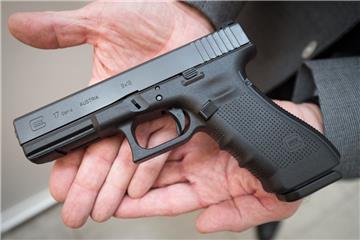 Die Polizei bittet um Mithilfe im Fall von zwei Raubüberfällen auf Tankstellen: Der Täter bedrohte die Mitarbeiter mit Schusswaffen. 