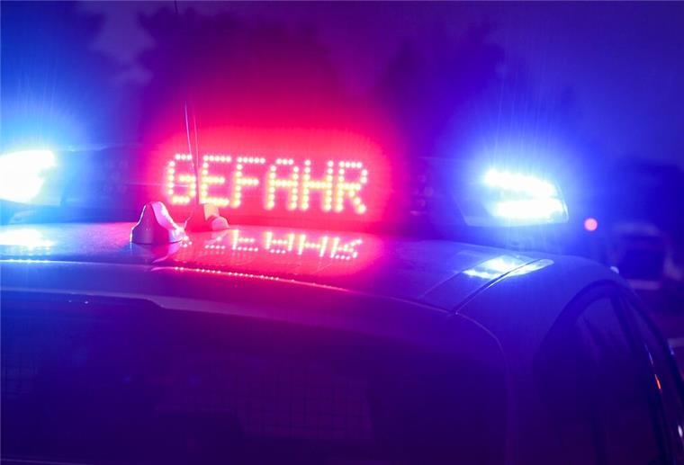 Der Hinweis «Gefahr» leuchtet auf dem Dach eines Einsatzwagens der Polizei.