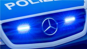Ein Einsatzfahrzeug der Polizei fährt mit Blaulicht durch die Innenstadt.