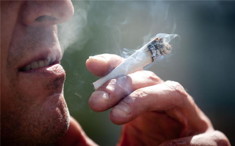 Polizei erwischt Drogen-Mann zweimal am Steuer - Auto beschlagnahmt Die Polizei Bremen hat einen unbelehrbaren Autofahrer aus dem Verkehr gezogen, der zuvor Cannabis konsumiert hatte.