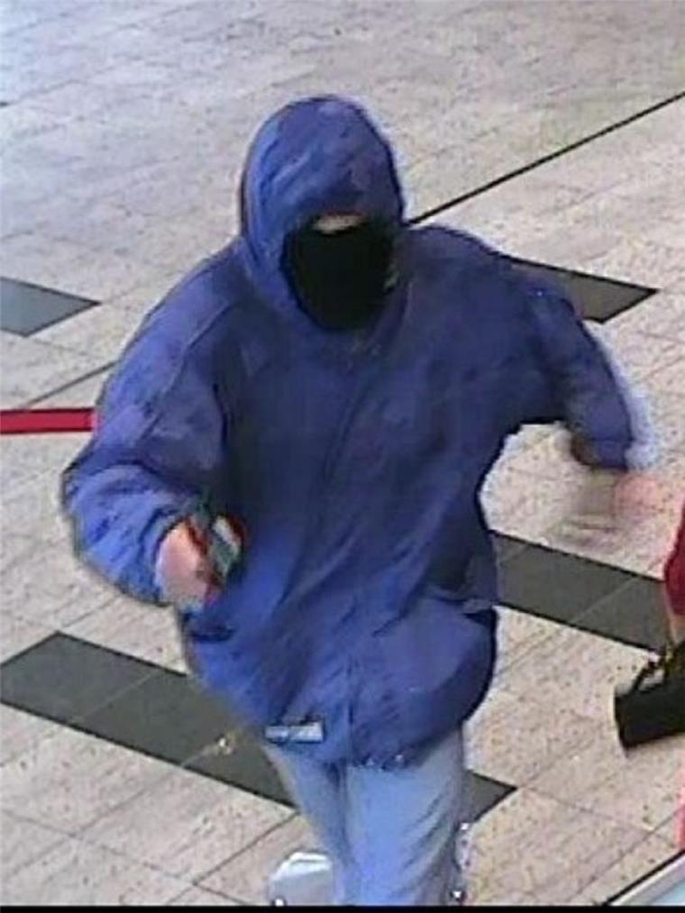 Die Polizei Bremen sucht nach diesem maskierten Täter. 