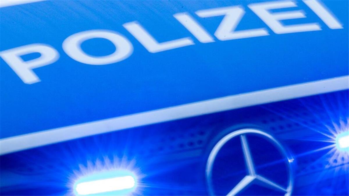 Mehrere Angreifer verprügeln Jugendlichen in Bremerhaven Ein Einsatzfahrzeug der Polizei fährt mit Blaulicht