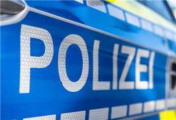 An der Tür eines Streifenwagens steht der Schriftzug Polizei.