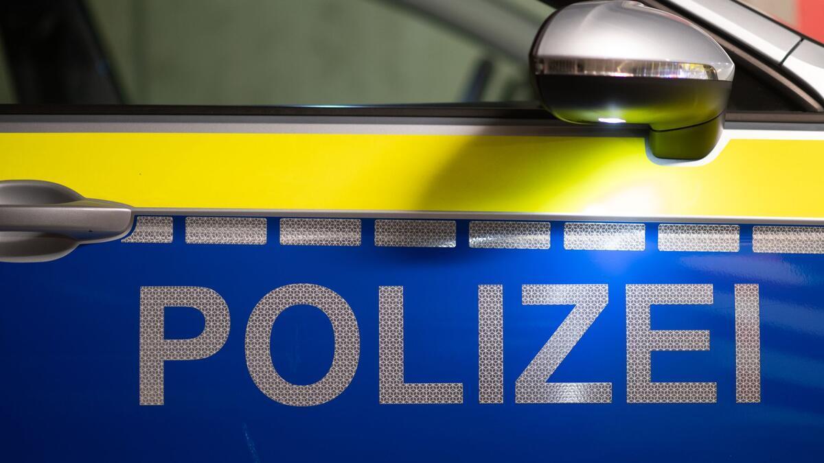 Polizei warnt: Unbekannter schießt in Geestemünde mit Metallkugeln umher „Polizei“ ist auf der Tür eines Polizeiautos zu lesen.