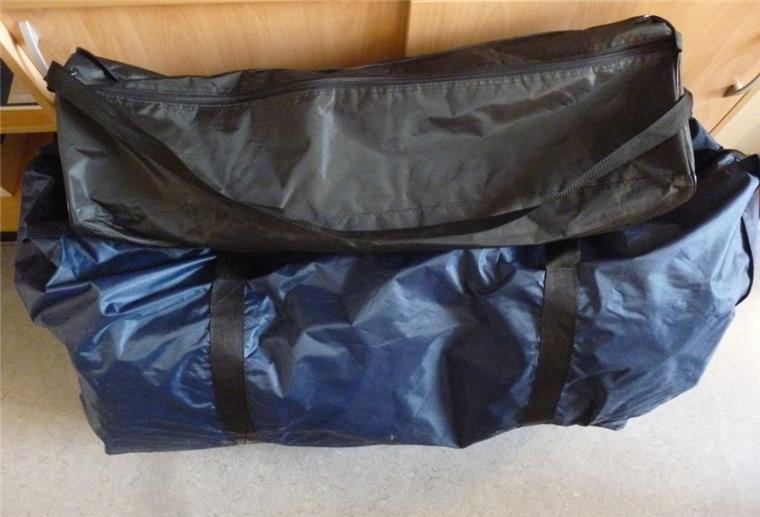 Polizei Bremerhaven braucht Hinweise: Wem gehören diese Taschen? Eine große schwarze und blaue Tasche.