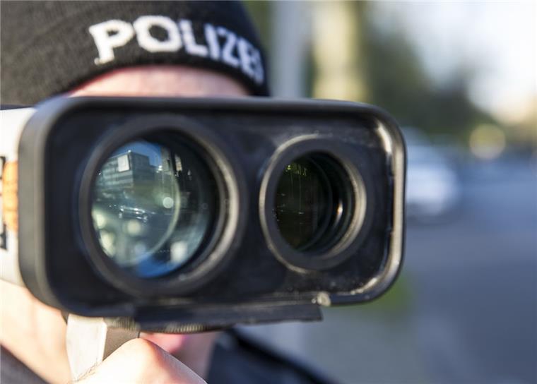 Die Polizei Bremerhaven hat am Donnerstagabend Raser aus dem Verkehr gezogen. 