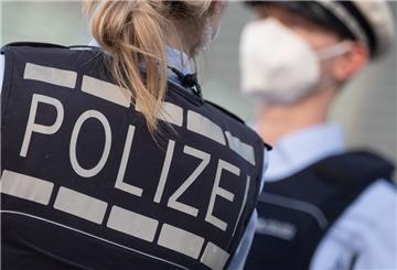 Zwei Polizeibeamte stehen sich gegenüber 