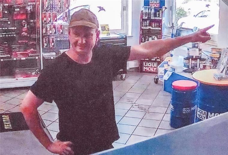 Betrüger räumt Werkzeuge im Wert von fünfstelliger Summe ab – Polizei veröffentlicht Foto Die Polizei Bremerhaven ist auf der Suche nach diesem Mann. Er wird verdächtigt, mit Betrügereien einen Schaden in fünfstelliger Höhe verursacht zu haben.